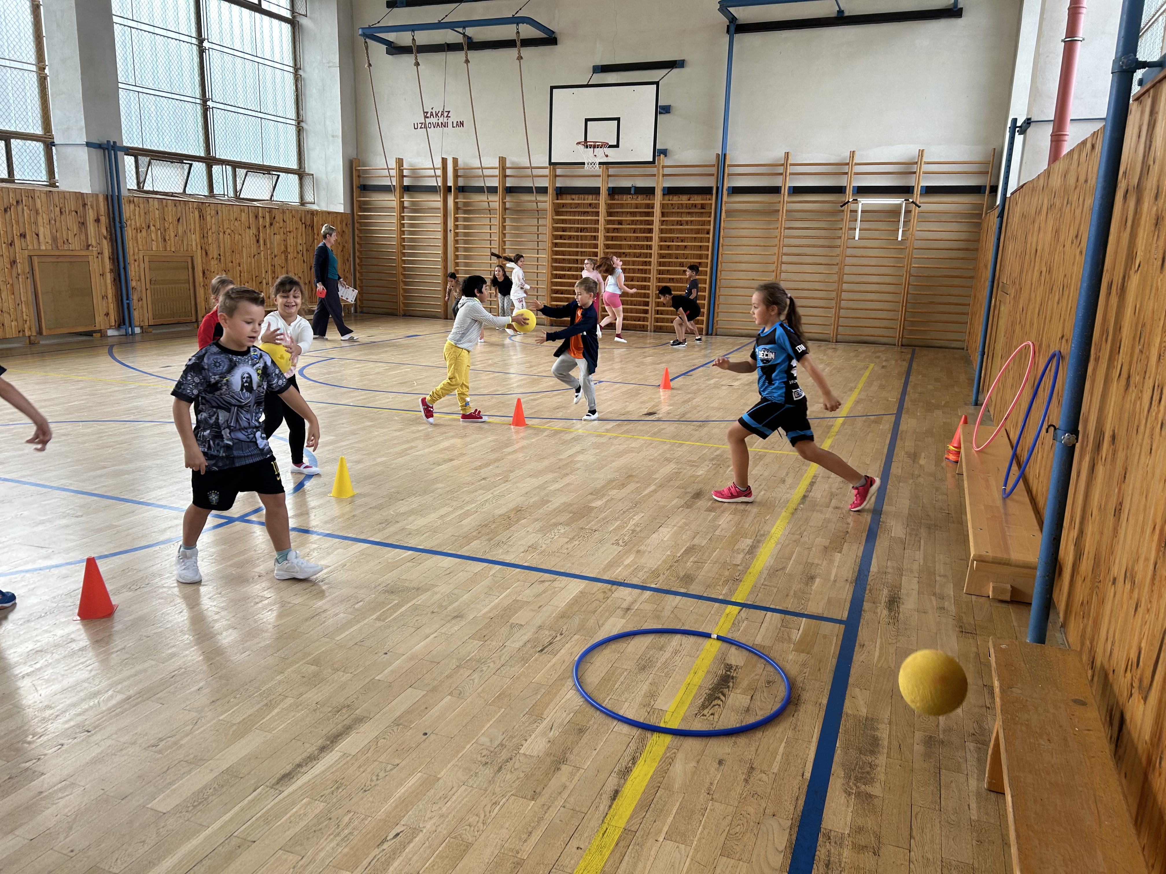 🏀 Týden basketbalu na naší škole: sport, týmová práce i zdravá výživa